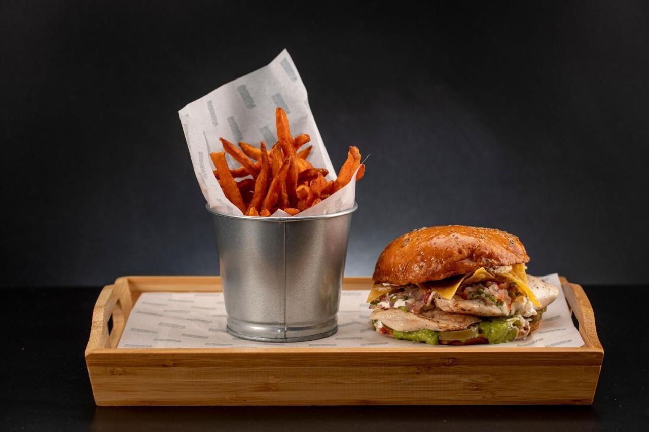 Le Méridien City Centre Bahrain Al Manamah Esterno foto A burger and fries