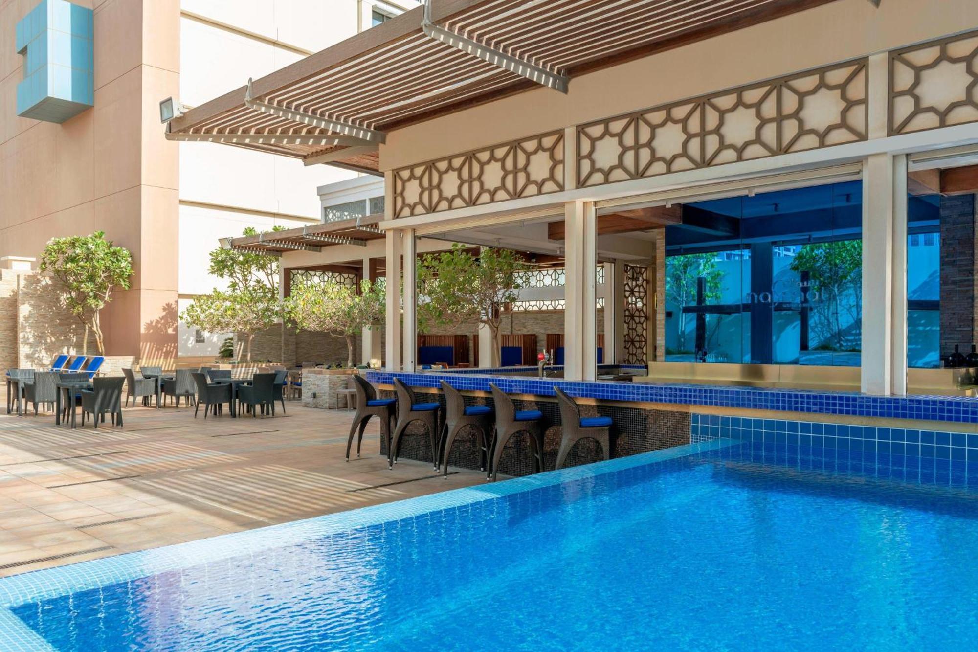 Le Méridien City Centre Bahrain Al Manamah Esterno foto The pool at the hotel