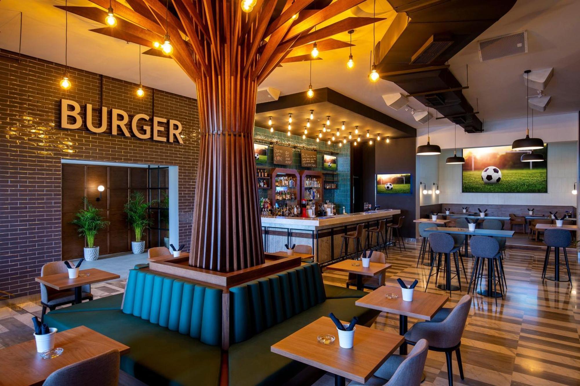 Le Méridien City Centre Bahrain Al Manamah Esterno foto Burger restaurant in the airport
