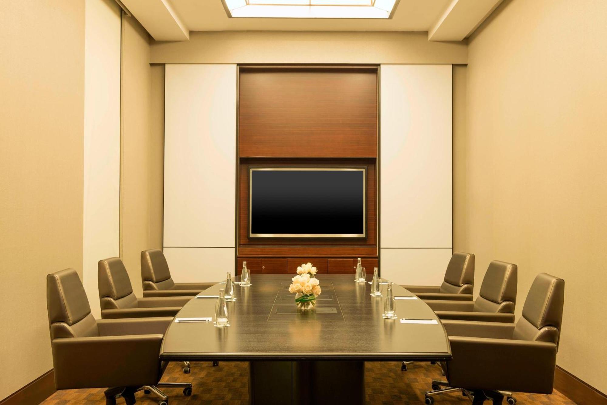 Le Méridien City Centre Bahrain Al Manamah Esterno foto A boardroom at the Four Seasons Hotel, New York City