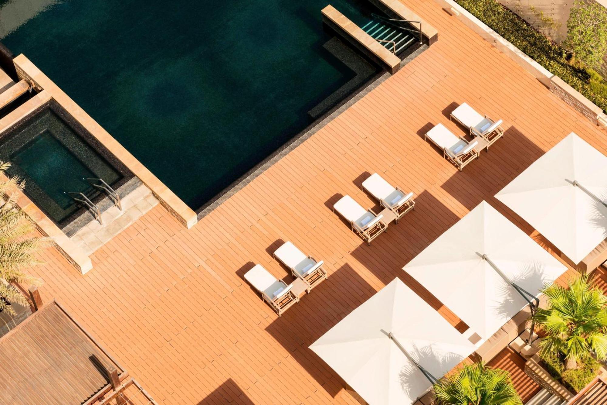 Le Méridien City Centre Bahrain Al Manamah Esterno foto The pool at the hotel